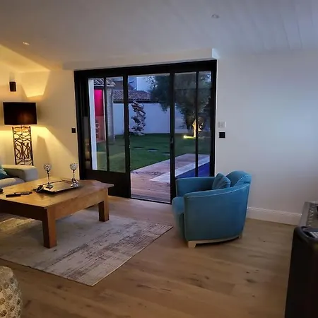 Luxueuse Sauna Jacuzzi Proche De La *
